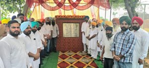 ਵਿਧਾਇਕ ਧਾਲੀਵਾਲ ਨੇ ਇਤਿਹਾਸਿਕ ਗੁਰਦੁਆਰਾ ਗੁਰੂ ਕਾ ਬਾਗ਼ ਘੁੱਕੇਵਾਲੀ ਨੂੰ ਜਾਣ ਵਾਲੀ ਮੁੱਖ ਸੜਕ ਦਾ ਰੱਖਿਆ ਨੀਂਹ ਪੱਥਰ
