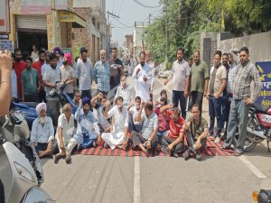 ਸ਼ਰੇਆਮ ਵਿਕਦੇ ਨਸ਼ੇ ਤੋਂ ਦੁਖੀ ਲੋਕਾਂ ਨੇ ਸੜਕ ਜਾਮ ਕਰ ਕੇ ਲਗਾਇਆ ਧਰਨਾ