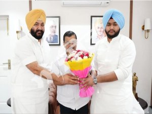 ਹਲਕਾ ਇੰਚਾਰਜ ਤਲਬੀਰ ਸਿੰਘ ਗਿੱਲ ਤੇ ਸਰਪ੍ਰੀਤ ਸਿੰਘ ਗਿੱਲ ਨੇ ਅਰਵਿੰਦ ਕੇਜਰੀਵਾਲ ਨਾਲ ਕੀਤੀ ਮੁਲਾਕਾਤ