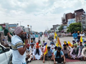 ਕੌਮੀ ਇਨਸਾਫ ਮੋਰਚੇ ਵੱਲੋਂ ਪੰਜਾਬ ਬੰਦ ਦੇ ਸੱਦੇ ਦੇ ਤਹਿਤ ਸਿੱਖ ਜਥੇਬੰਦੀਆਂ ਵੱਲੋਂ ਦਿੱਲੀ ਅੰਮ੍ਰਿਤਸਰ ਨੈਸ਼ਨਲ ਹਾਈਵੇ ਉੱਤੇ ਪਾਤੜਾਂ ਦੇ ਭਗਤ ਸਿੰਘ ਚੌਂਕ ਵਿਖੇ ਲਾਇਆ ਧਰਨਾ