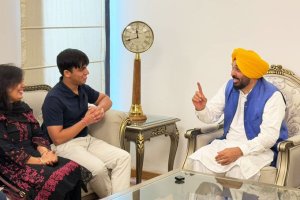 ਮੁੱਖ ਮੰਤਰੀ ਮਾਨ ਨੇ ਕੀਤੀ ਨੀਟ ’ਚ ਪਹਿਲਾ ਰੈਂਕ ਹਾਸਲ ਕਰਨ ਵਾਲੇ ਆਰੀਅਨ ਨਾਲ ਮੁਲਾਕਾਤ