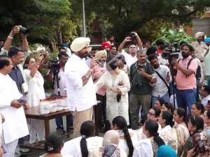 ਖੰਡ ਸਮੇਤ ਰਸੋਈ ਦੀਆਂ ਚੀਜ਼ਾਂ ਦੇ ਭਾਅ ਵਧਣ  ਨੂੰ ਲੈ ਕੇ ਪੰਜਾਬ ਕਾਂਗਰਸ ਵਲੋਂ  ਰੋਸ ਪ੍ਰਦਰਸ਼ਨ