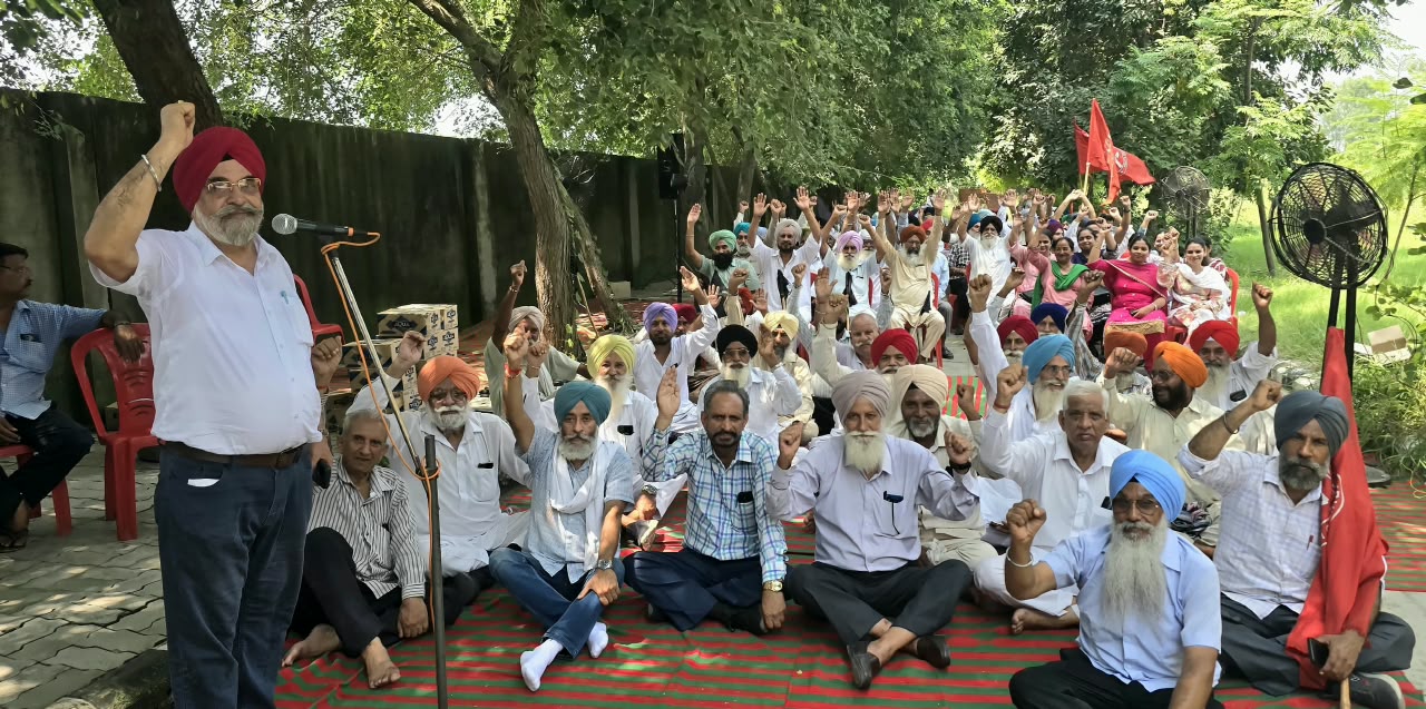 ਪੰਜਾਬ ਮਹਾ ਬੰਦ ਦੇ ਮੱਦੇਨਜ਼ਰ ਅਜਨਾਲਾ ’ਚ ਸਰਕਾਰੀ ਮੁਲਾਜ਼ਮਾਂ ਦੀ ਸਮੂਹਿਕ ਛੁੱਟੀ