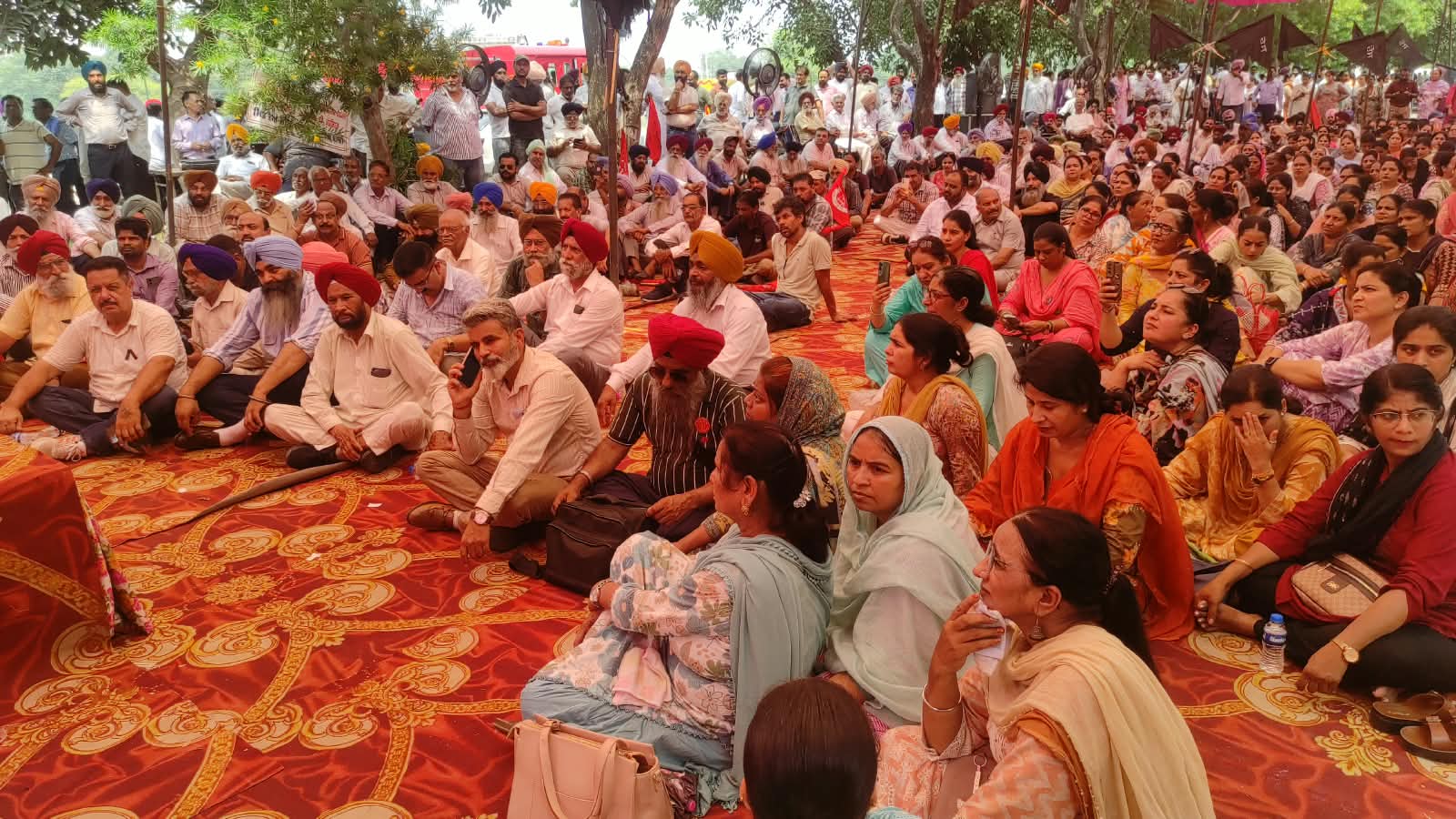 ਮੋਹਾਲੀ ਦੇ ਮੁਲਾਜ਼ਮਾਂ ਤੇ ਅਧਿਆਪਕਾਂ ਵੱਲੋਂ ਸਮੂਹਿਕ ਛੁੱਟੀ ਲੈ ਕੇ ਪੰਜਾਬ ਸਰਕਾਰ ਖਿਲਾਫ ਕੀਤੀ ਰੋਸ ਰੈਲੀ