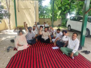 ਮਾਰਕੀਟ ਕਮੇਟੀ ਤਪਾ ਦੇ ਮੁਲਾਜ਼ਮਾਂ ਨੇ ਸਰਕਾਰ ਖਿਲਾਫ ਨਾਅਰੇਬਾਜ਼ੀ ਕਰਦਿਆਂ ਦਫਤਰ ਅੱਗੇ ਦਿੱਤਾ ਧਰਨਾ