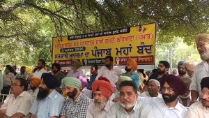 ਡੀ.ਸੀ. ਦਫਤਰ ਬਾਹਰ ਮੁਲਾਜਮ ਜਥੇਬੰਦੀਆਂ ਦਾ ਪੰਜਾਬ ਸਰਕਾਰ ਖ਼ਿਲਾਫ਼ ਪ੍ਰਦਰਸ਼ਨ