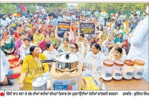 ਖੰਡ ਦੀਆਂ ਵੱਧਦੀਆਂ ਕੀਮਤਾਂ ਖ਼ਿਲਾਫ਼ ਪ੍ਰਦਰਸ਼ਨ ਕਰਦੇ ਕਾਂਗਰਸੀਆਂ ’ਤੇ ਪਾਣੀ ਦੀਆਂ ਬੁਛਾੜਾਂ
ਪੰਜਾਬ ਲੋਕ ਭਵਨ ਘੇਰਨ ਜਾਂਦੇ ਰਾਜਾ ਵੜਿੰਗ ਸਮੇਤ ਹੋਰ ਕਾਂਗਰਸੀ ਪੁਲਿਸ ਨੇ ਹਿਰਾਸਤ ’ਚ ਲਏ