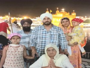 ਪਰਿਵਾਰ ਸਮੇਤ ਸੱਚਖ਼ੰਡ ਸ੍ਰੀ ਹਰਿਮੰਦਰ ਸਾਹਿਬ ਨਤਮਸਤਕ ਹੋਏ ਬਾਲੀਵੁੱਡ/ਪਾਲੀਵੁੱਡ ਅਦਾਕਾਰ ਅਤੇ ਗਾਇਕ ਜੱਸੀ ਗਿੱਲ