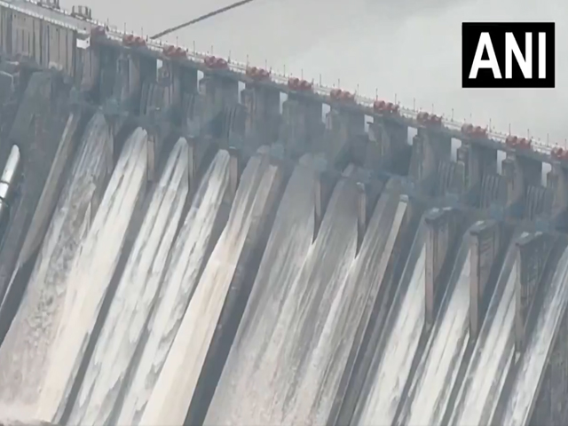 ਰਿਆਸੀ (ਜੰਮੂ-ਕਸ਼ਮੀਰ) - ਲਗਾਤਾਰ ਬਾਰਿਸ਼ ਤੋਂ ਬਾਅਦ ਖੋਲ੍ਹੇ ਗਏ ਸਲਾਲ ਡੈਮ ਨੇ ਕਈ ਗੇਟ