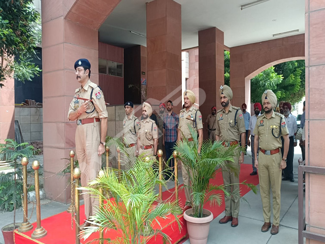 ਮੁਹਾਲੀ ਨੂੰ ਮਿਲਿਆ ਨਵਾਂ ਐੱਸ. ਐੱਸ. ਪੀ., ਆਈ. ਪੀ. ਐੱਸ. ਵਰੁਣ ਸ਼ਰਮਾ ਨੇ ਸੰਭਾਲਿਆ ਅਹੁਦਾ