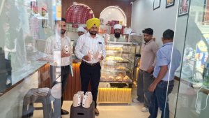 ਅਜਨਾਲਾ 'ਚ ਸਿਹਤ ਵਿਭਾਗ ਦੀ ਵੱਡੀ ਕਾਰਵਾਈ, ਤਿੰਨ ਥਾਵਾਂ 'ਤੇ ਚੈਕਿੰਗ ਕਰਕੇ ਡੇਅਰੀ ਉਤਪਾਦਾਂ ਦੇ 5 ਸੈਂਪਲ ਭਰੇ
