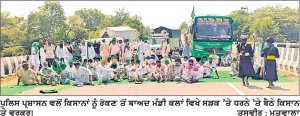 ਫ਼ਰੀਦਕੋਟ ਮਹਾਂ ਪੰਚਾਇਤ ਵੱਲ ਕੂਚ ਕਰਦੇ ਕਿਸਾਨ ਮੰਡੀ ਕਲਾਂ ਵਿਖੇ ਰੋਕੇ ਸੜਕ ’ ਤੇ ਹੀ ਲਾਇਆ ਧਰਨਾ