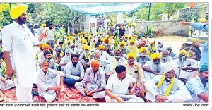 ਫਾਇਰਿੰਗ ਮਾਮਲੇ ’ਚ ਔਰਤ ਦੀ ਕੁੱਟਮਾਰ ਕਰਨ ਖ਼ਿਲਾਫ਼ ਕਿਸਾਨਾਂ ਵਲੋਂ ਥਾਣੇ ਦਾ ਘਿਰਾਓ ਐੱਸ.ਐੱਚ.ਓ. ਨੇ ਮੰਗੀ ਮਾਫ਼ੀ