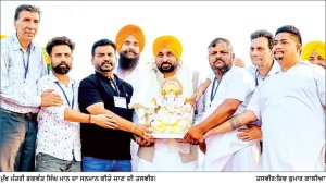 ਮੁੱਖ ਮੰਤਰੀ ਭਗਵੰਤ ਮਾਨ ਦਾ ਲੋਕ ਮਿਲਣੀ ਦੌਰਾਨ ਖੱਤਰੀ ਅਰੋੜਾ ਵੈੱਲਫੇਅਰ ਬੋਰਡ ਅਤੇ ਵਪਾਰੀ ਵਰਗ ਵਲੋਂ ਸਨਮਾਨ