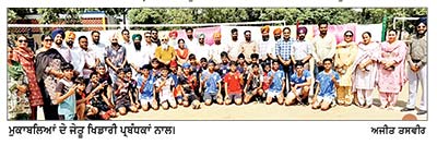 ਜ਼ਿਲ੍ਹਾ ਸਿੱਖਿਆ ਅਫ਼ਸਰ ਸ਼ਾਲੂ ਮਹਿਰਾ ( ਸੈ . ਸਿੱ .) ਨੇ ਵਾਲੀਬਾਲ ਦੇ ਖਿਡਾਰੀਆਂ ਨੂੰ ਆਸ਼ੀਰਵਾਦ ਦਿੱਤਾ