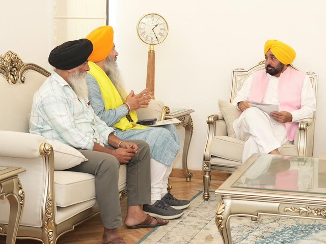 ਮੁੱਖ ਮੰਤਰੀ ਭਗਵੰਤ ਮਾਨ ਵਲੋਂ ਧਰਮ ਯੁੱਧ ਮੋਰਚੇ' ਦੇ ਆਗੂ ਗੁਰਪ੍ਰੀਤ ਸਿੰਘ ਖ਼ਾਲਸਾ ਨਾਲ ਅਹਿਮ ਮੀਟਿੰਗ