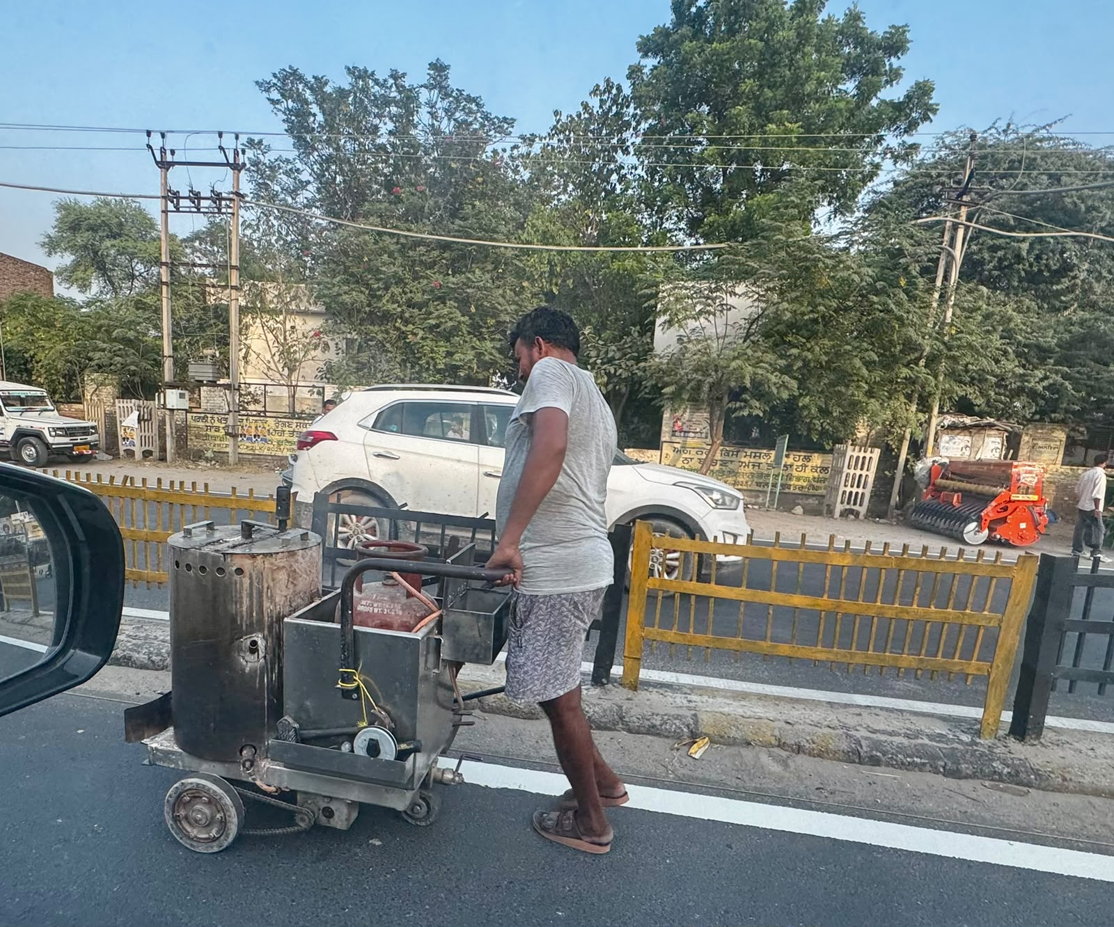 ਘਰੇਲੂ ਗੈਸ ਸਿਲੰਡਰਾਂ ਦੀ ਕਮਰਸ਼ੀਅਲ ਵਰਤੋਂ ’ਤੇ ਪਾਬੰਦੀ ਦੇ ਦਾਅਵਿਆਂ ਵਿਚਕਾਰ ਫਾਜ਼ਿਲਕਾ ’ਚ ਸੜਕਾਂ ’ਤੇ ਸ਼ਰੇਆਮ ਹੋ ਰਹੀ ਘਰੇਲੂ ਸਿਲੰਡਰਾਂ ਦੀ ਵਰਤੋਂ