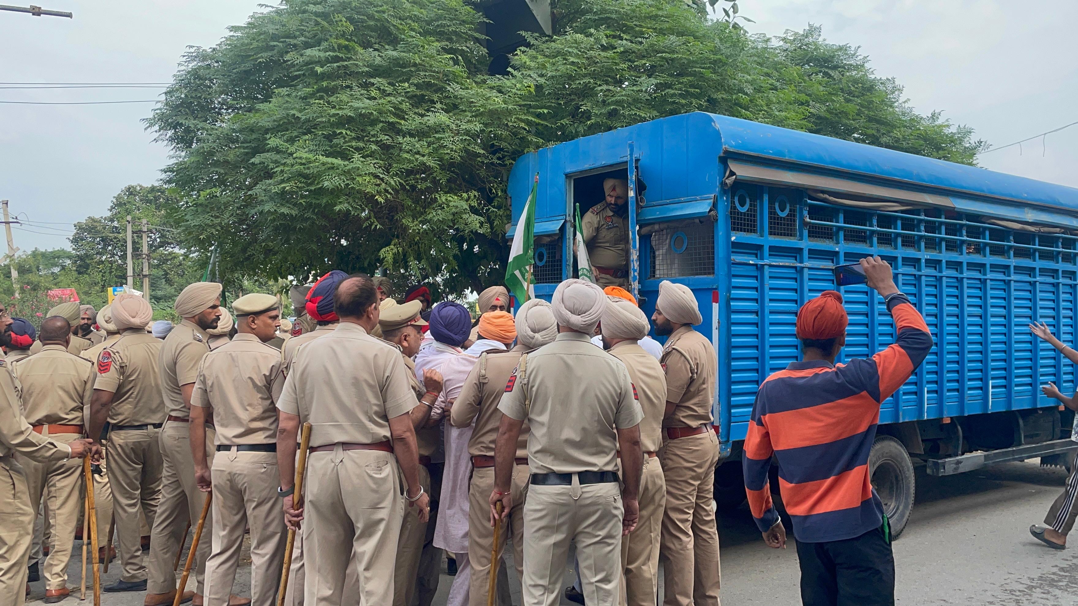 ਭਾਰਤੀ ਕਿਸਾਨ ਯੂਨੀਅਨ ਏਕਤਾ ਸਿੱਧੂਪੁਰ ਦੇ ਜ਼ਿਲ੍ਹਾ ਪ੍ਰਧਾਨ ਕਰਮਜੀਤ ਸਿੰਘ ਨੰਗਲੀ ਸਾਥੀਆਂ ਸਮੇਤ ਗ੍ਰਿਫ਼ਤਾਰ