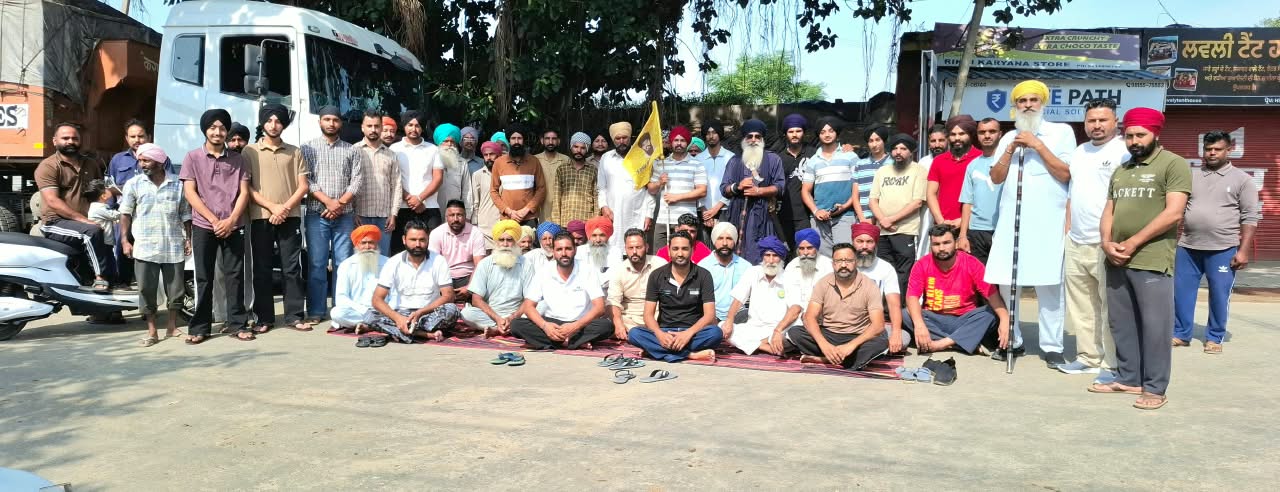 ਪਿੰਡ ਕੁਠਾਲਾ ਵਿਖੇ ਪਰਮਿੰਦਰ ਸਿੰਘ ਝੋਟੇ ਨੂੰ ਇਨਸਾਫ਼ ਦਿਵਾਉਣ ਲਈ ਧਰਨਾ, ਲੋਕਾਂ ਨੇ ਬੰਦ ਦਾ ਕੀਤਾ ਸਮਰਥਨ