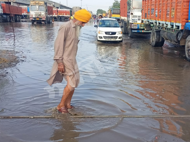 ਭਾਰੀ ਮੀਂਹ ਤੇ ਗੜ੍ਹੇਮਾਰੀ ਨੇ ਕਿਸਾਨਾਂ ਦੀ ਫ਼ਸਲ ਕੀਤੀ ਬਰਬਾਦ, ਦਾਣਾ ਮੰਡੀ ਚ ਵੀ ਭਰਿਆ ਪਾਣੀ