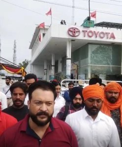 ਦਮਦਮੀ ਟਕਸਾਲ ਦੇ ਨੌਜਵਾਨਾਂ ਨੇ ਜੀ. ਟੀ. ‘ਤੇ ਖੁੱਲ੍ਹੀਆਂ ਕਾਰਾਂ ਦੀਆਂ ਏਜੰਸੀਆਂ ਕਰਵਾਈਆਂ ਬੰਦ