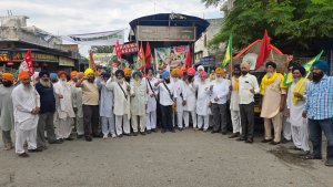 ਫਤਿਹਗੜ੍ਹ ਚੂੜੀਆਂ ਦੇ ਮਜੀਠਾ ਚੌਂਕ ਵਿਖੇ ਵੱਖ ਵੱਖ ਕਿਸਾਨ ਅਤੇ ਭਰਾਤਰੀ ਜਥੇਬੰਦੀਆਂ ਵੱਲੋਂ ਲਗਾਇਆ ਧਰਨਾ