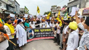 ਪਰਵਿੰਦਰ ਸਿੰਘ ਝੋਟਾ ਦੇ ਕਤਲ ਵਿਰੁੱਧ ਚੋਗਾਵਾਂ ਚੌਂਕ 'ਚ ਧਰਨਾ