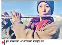ਜੁਨ ਤਾਕਾਹਾਸ਼ੀ ਆਪਣੀ ਬੰਸਰੀ ਵਜਾਉਂਦੇ ਹੋਏ
5 ਸਾਲ ਪਹਿਲਾਂ ਨਦੀ ’ ਚ ਰੁੜ੍ਹੀ ਬੰਸਰੀ ਮੁੜ ਲੱਭਣ ਮਗਰੋਂ ਸੰਗੀਤਕਾਰ ਨੂੰ ਚੜਿਆ ਚਾਅ