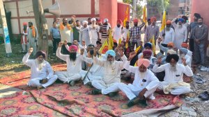 ਪਿੰਡ ਬੱਚੀਵਿੰਡ ਵਿਖੇ ਜਗ੍ਹਾਂ ਦੀ ਨਿਸ਼ਾਨਦੇਹੀ ਲਈ ਪੁਲਿਸ ਨਾ ਪੁੱਜਣ ਦੇ ਵਿਰੋਧ 'ਚ ਕਿਰਤੀ ਕਿਸਾਨ ਯੂਨੀਅਨ ਵਲੋਂ ਥਾਣਾ ਲੋਪੋਕੇ ਦਾ ਘਿਰਾਓ