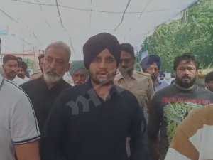 ਪਰਵਿੰਦਰ ਝੋਟਾ ਦੇ ਚੱਲ ਰਹੇ ਇਨਸਾਫ਼ ਮੋਰਚੇ ਵਿਚ ਪੰਜਾਬੀ ਗਾਇਕ ਆਰ ਨੇਤ ਵੀ ਆਪਣੇ ਮਾਤਾ- ਪਿਤਾ ਨਾਲ ਹੋਇਆ ਸ਼ਾਮਿਲ