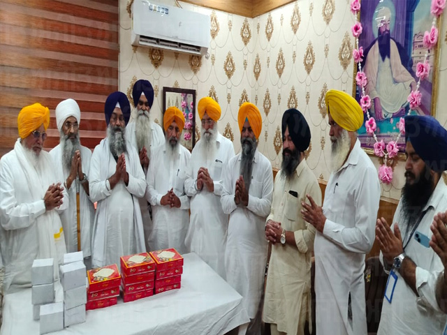 ਸ੍ਰੀ ਗੁਰੂ ਰਾਮਦਾਸ ਜੀ ਦੇ ਪ੍ਰਕਾਸ਼ ਪੁਰਬ ਸਮਾਗਮਾਂ ਸਬੰਧੀ ਸ਼੍ਰੋਮਣੀ ਕਮੇਟੀ ਨੇ ਸ਼ਹਿਰ ਦੇ ਵਪਾਰੀਆਂ ਨੂੰ ਲੱਡੂਆਂ ਦਾ ਪ੍ਰਸ਼ਾਦ ਵੰਡਿਆ