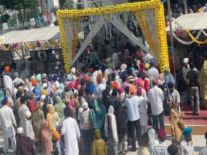 ਸ੍ਰੀ ਚਮਕੌਰ ਸਾਹਿਬ ਵਿਖੇ ਦਰਬਾਰ ਖ਼ਾਲਸਾ ਮੌਕੇ ਵੱਡੀ ਗਿਣਤੀ ਵਿਚ ਸੰਗਤਾਂ ਹੋ ਰਹੀਆਂ ਨਤਮਸਤਕ