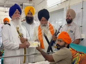 ਐੱਸ.ਜੀ.ਪੀ.ਸੀ. ਵਲੋਂ ਪਰਵਿੰਦਰ ਝੋਟਾ ਨਾਲ ਜ਼ਖ਼ਮੀ ਹੋਏ ਵਿਅਕਤੀ ਨੂੰ ਸਹਾਇਤਾ ਰਾਸ਼ੀ ਭੇਟ