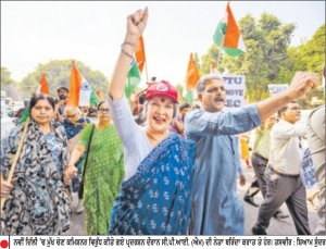 ਨਵੀਂ ਦਿੱਲੀ ’ਚ ਮੁੱਖ ਚੋਣ ਕਮਿਸ਼ਨਰ ਵਿਰੁੱਧ ਕੀਤੇ ਗਏ ਪ੍ਰਦਰਸ਼ਨ ਦੌਰਾਨ ਸੀ.ਪੀ.ਆਈ. (ਐਮ) ਦੀ ਨੇਤਾ ਬਰਿੰਦਾ ਕਰਾਤ ਤੇ ਹੋਰ। ਤਸਵੀਰ : ਸ਼ਿਆਮ ਸੁੰਦਰ
