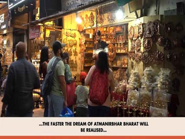 ਖ਼ਰੀਦਦਾਰੀ ਸਮੇਂ ਸਥਾਨਕ ਕਾਰੀਗਰਾਂ ਦੁਆਰਾ ਬਣਾਈਆਂ ਗਈਆਂ ਵਸਤਾਂ ਨੂੰ ਪਹਿਲ ਦਿਓ -  ਪ੍ਰਧਾਨ ਮੰਤਰੀ ਨਰਿੰਦਰ ਮੋਦੀ