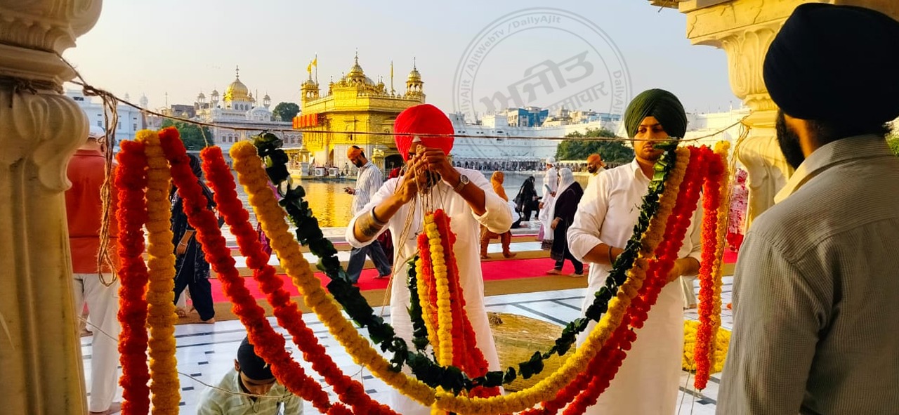 ਸੱਚਖੰਡ ਸ੍ਰੀ ਹਰਿਮੰਦਰ ਸਾਹਿਬ ਵਿਖੇ ਸੁੰਦਰ ਫੁੱਲਾਂ ਅਤੇ ਰੰਗ ਬਿਰੰਗੀਆਂ ਰੋਸ਼ਨੀਆਂ ਨਾਲ ਸਜਾਵਟ ਕੀਤੀ ਗਈ