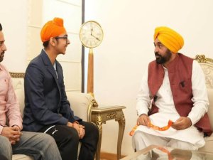 ਵਿਸ਼ਵ ਚੈਂਪੀਅਨਸ਼ਿਪ 'ਚ ਕਾਂਸੀ  ਦਾ ਤਗਮਾ ਜੇਤੂ ਜੰਗਸ਼ੇਰ ਸਿੰਘ ਨਾਲ਼ ਮੁੱਖ ਮੰਤਰੀ ਭਗਵੰਤ ਮਾਨ ਦੀ ਮੁਲਾਕਾਤ