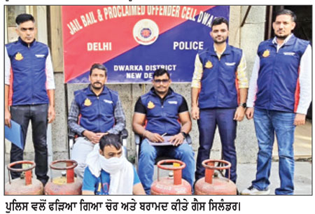 ਪੁਲਿਸ ਵਲੋਂ ਫੜੇ ਚੋਰ ਅਤੇ ਜ਼ਬਤ ਕੀਤਾ ਸਾਮਾਨ।
ਗੱਡੀਆਂ ਦੀਆਂ ਬੈਟਰੀਆਂ ਚੋਰੀ ਕਰਨ ਵਾਲੇ ਗਰੋਹ ਦਾ ਪੁਲਿਸ ਨੇ ਕੀਤਾ ਪਰਦਾਫਾਸ਼