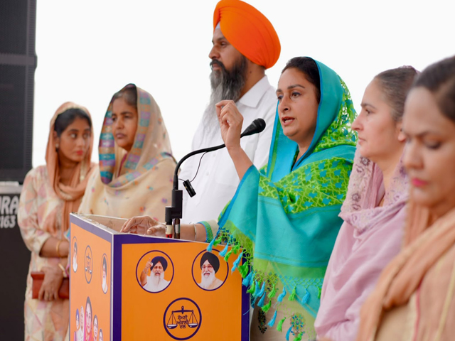 ਹਰਸਿਮਰਤ ਕੌਰ ਬਾਦਲ ਵਲੋਂ ਮਾਵਾਂ ਧੀਆਂ ਦੀ ਫ਼ੌਜ ਨੂੰ ਪਿੰਡਾਂ ਤੇ ਮੁਹੱਲਿਆਂ ਚ ’ਠੀਕਰੀ ਪਹਿਰੇ’ ਲਾਉਣ ਦੀ ਅਪੀਲ